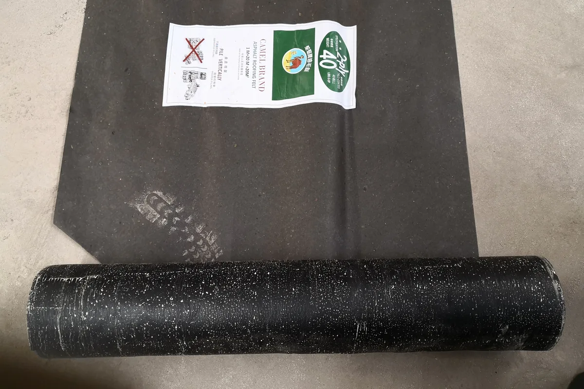 Detalhe real de feltro asfáltico com base de papel
