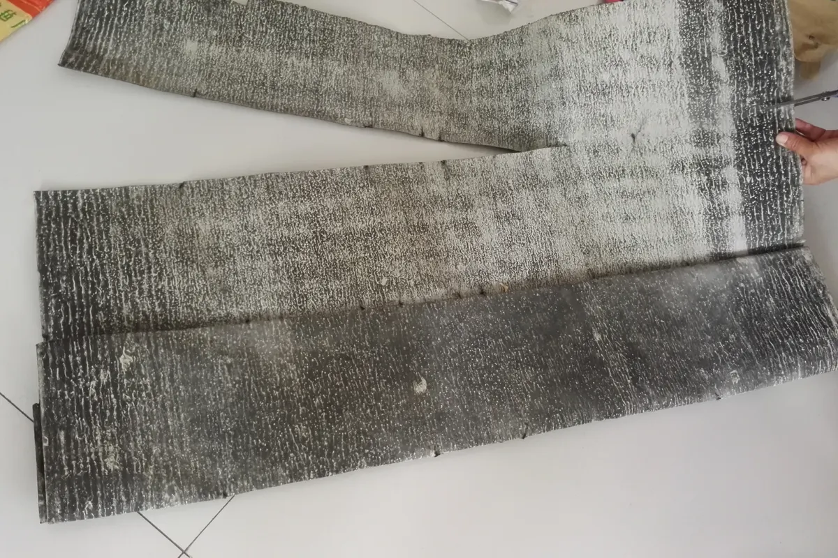 Detalhe real de feltro asfáltico com base de papel