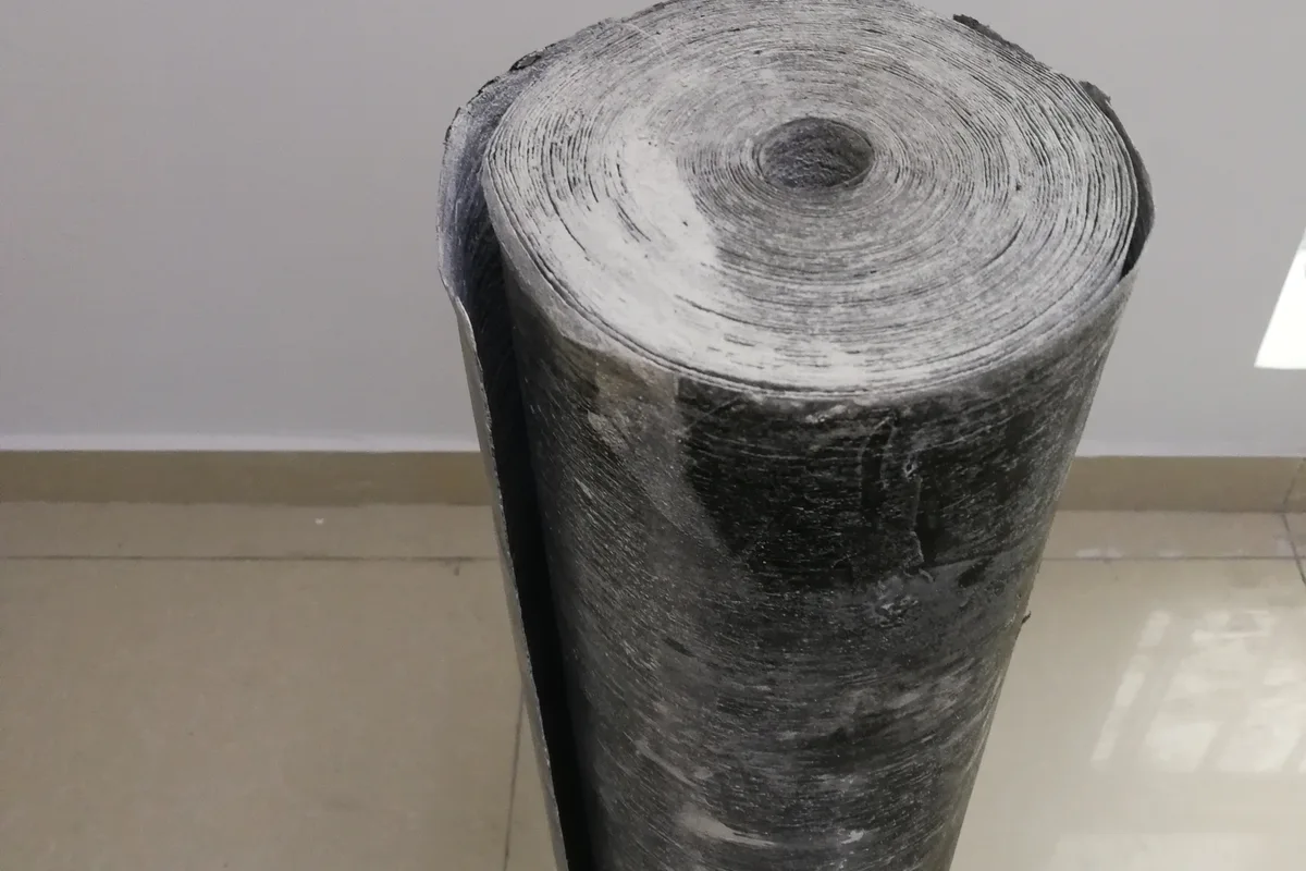 Detail nyata roofing felt berbahan dasar kertas