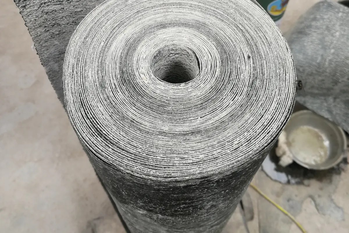 Detalhe real de feltro asfáltico com base de papel