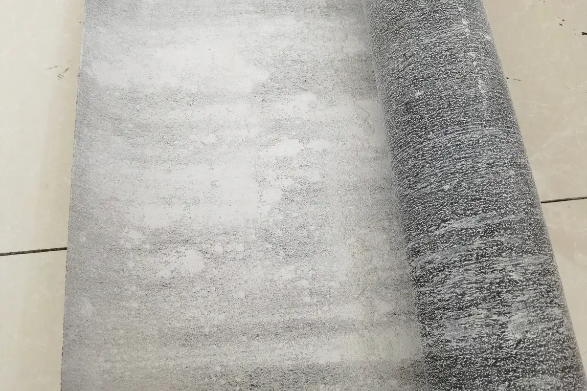Detalhe real de feltro asfáltico com base de papel