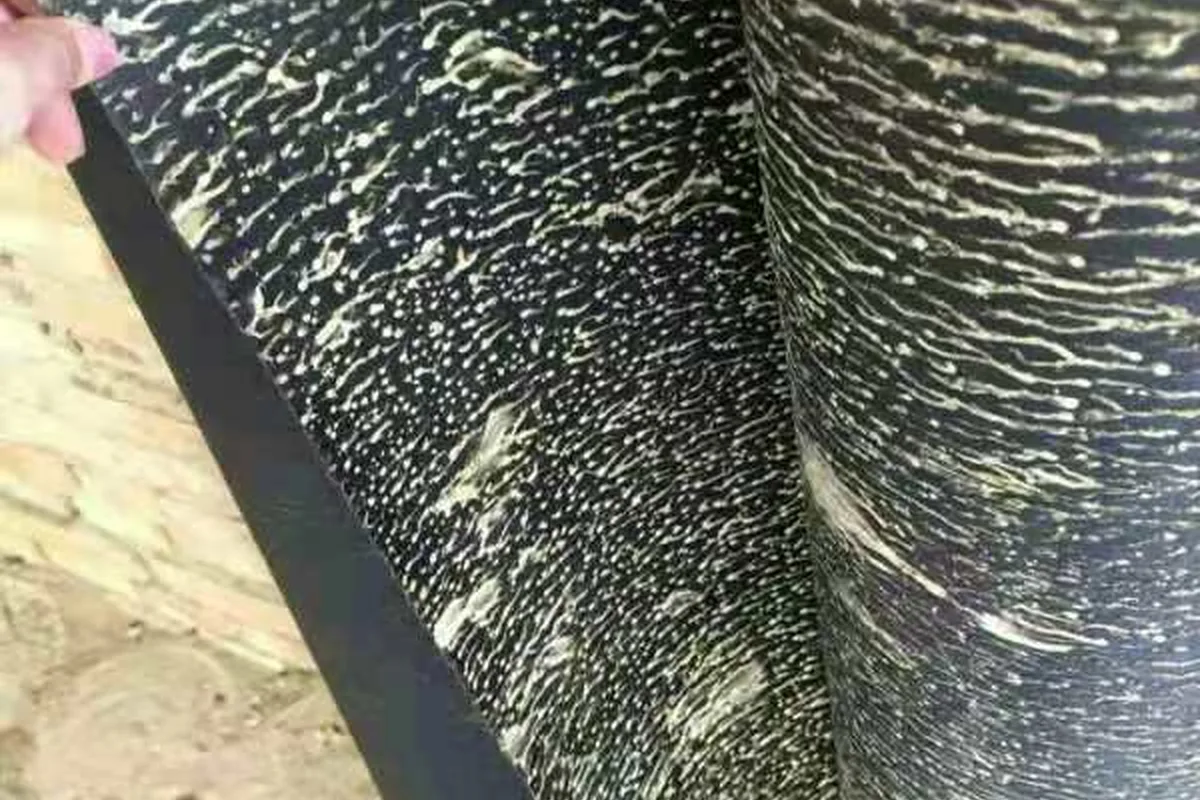 Detalhe real de feltro asfáltico com base de papel