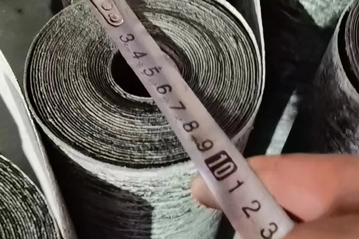 Detalhe real de feltro asfáltico com base de papel