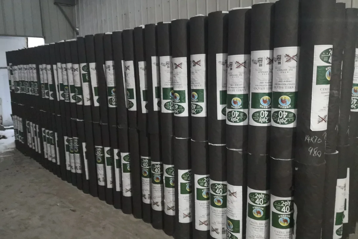 Stock réel de rouleaux de feutre bitumé pour fourniture en gros