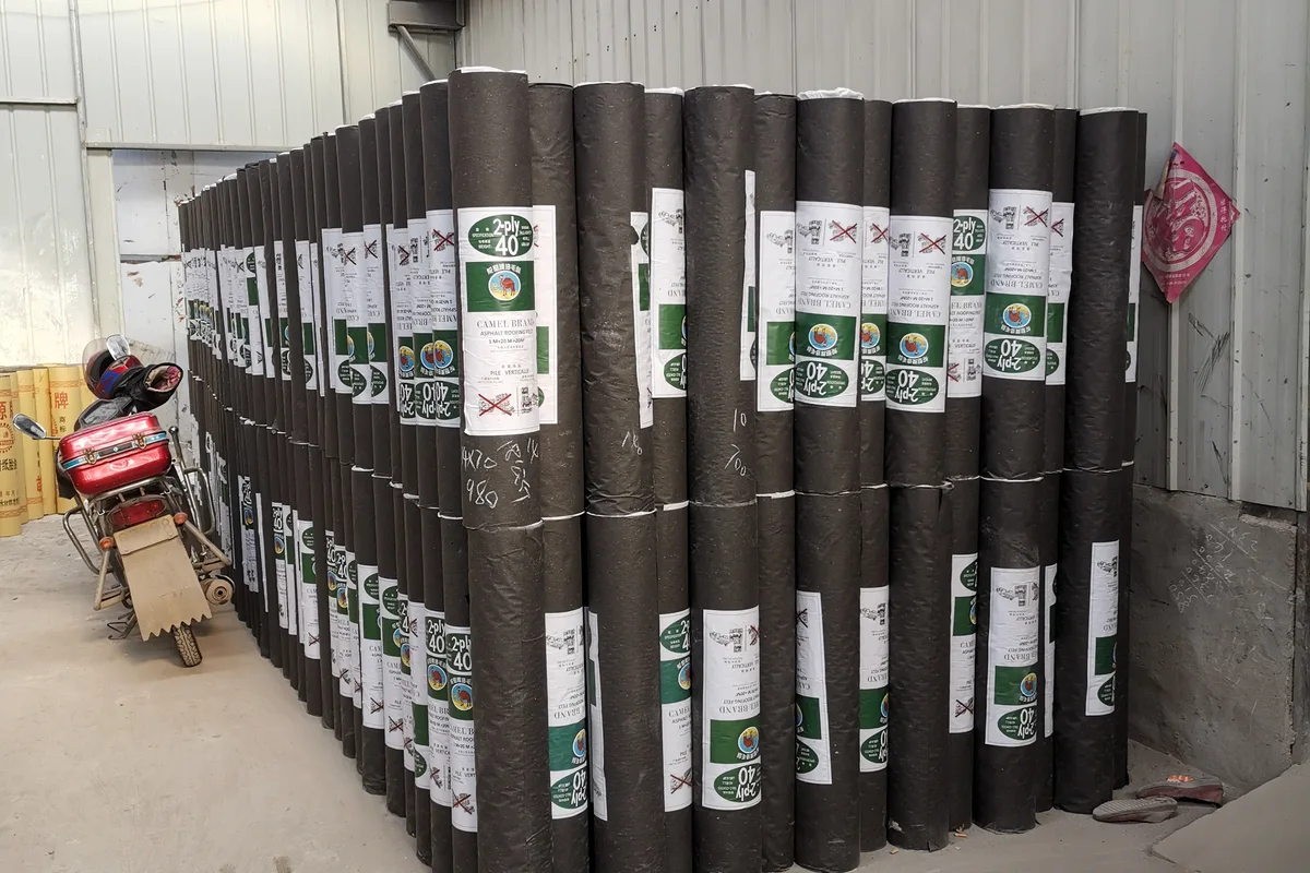 Stock réel de rouleaux de feutre bitumé pour fourniture en gros