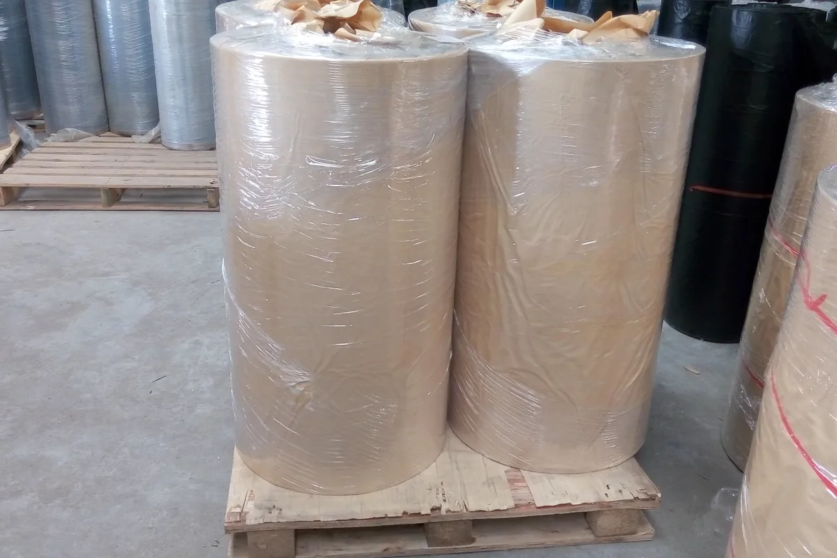 PET carrier film: protected rolls on pallets